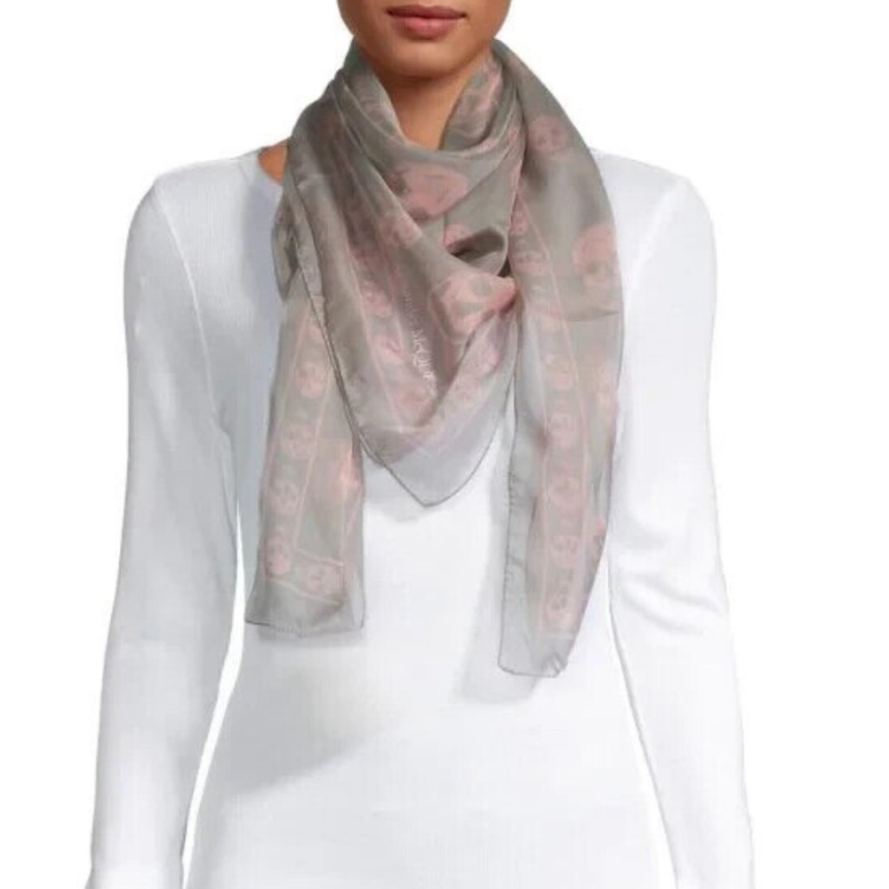 Rare sold out ALEXANDER MCQUEEN
Skull-Print Silk Scarf